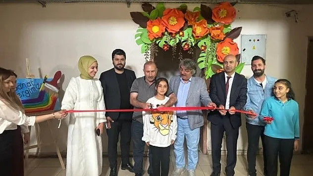 Ağrı'da öğrencilerin eserleri sergilendi