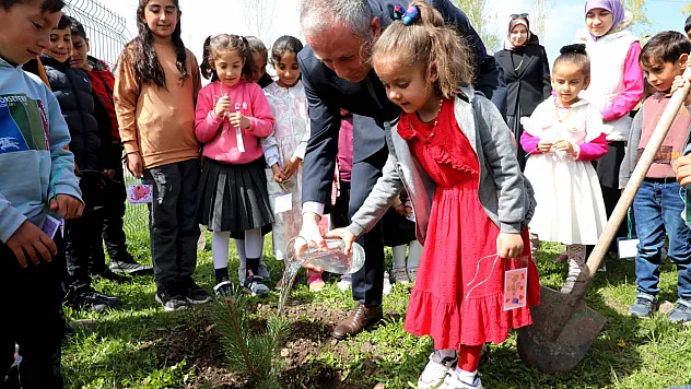 Ağrı'da Öğrencilerle Birlikte Fidan Dikildi