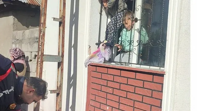 Ağrı'da pencereye sıkışan çocuk itfaiye ekiplerince kurtarıldı