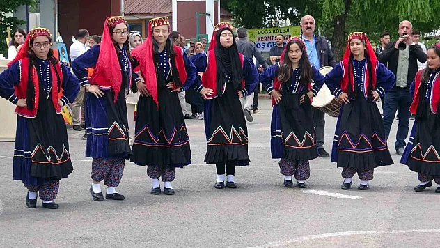 Ağrı'da projelerin sergilendiği Bilim Şenliği yoğun ilgi gördü