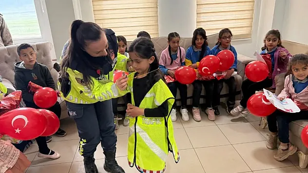 Ağrı'da Trafik Haftası Kapsamında Öğrencilere Trafik Eğitimi Veriliyor