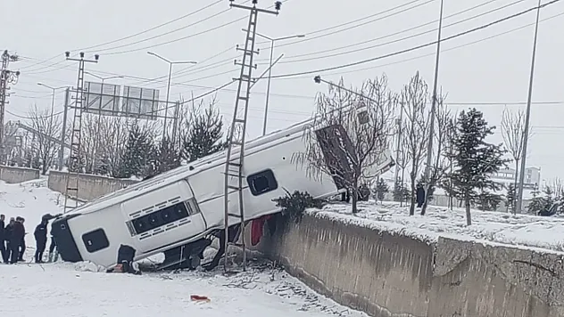 Ağrı'da yolcu otobüsü şarampole devrildi: 16 yaralı
