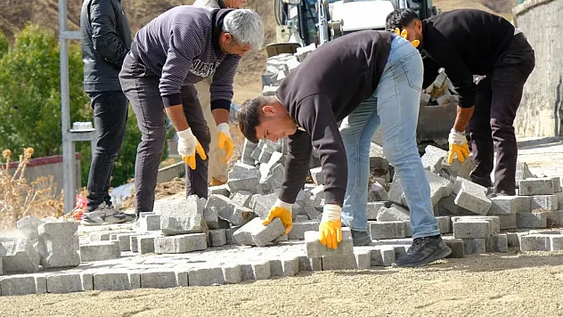 Ağrı Eleşkirt Karabacak Köyüne 1000m² Kilit Parke Taşı Döşendi