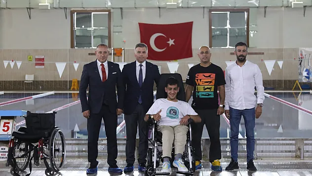 Ağrı İbrahim Çeçen Üniversitesi'nden Başarılı Sporcuya Anlamlı Hediye: Akülü Sandalye Takdim Edildi