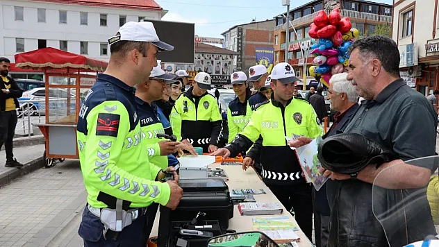 Ağrı İl Jandarma Komutanlığı'ndan Trafik Haftası Etkinliği: 'Bir Kural Bir Ömür'