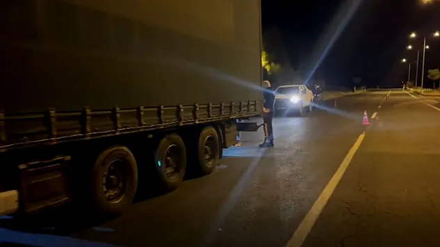 Ağrı Polisi Tırda 16 Düzensiz Göçmen ve Organizatörü Yakaladı