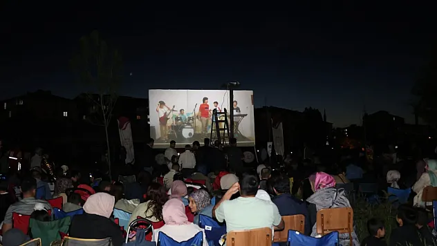 Ağrı Valiliği'nden Çocuklara Özel Şenlik ve Açık Hava Sinema Keyfi