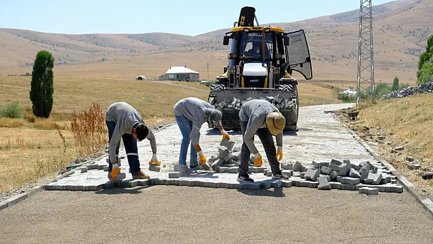 Ağrı Valiliği Yayla Köyü'nde 5 Bin Metrekarelik Kilit Parke Taşı Çalışmasını Tamamladı