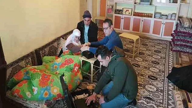Ağrı'da yatalak ve görme engelli Makbule Güneş'in kimlik yenileme işlemi evinde yapıldı