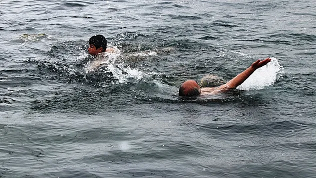 Bitlisliler eksi 10 derecede buz gibi suya girdiler
