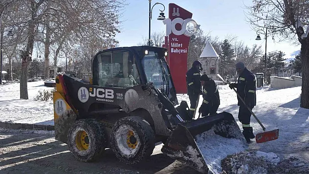 Karla mücadele ekipleri gece boyu çalıştı
