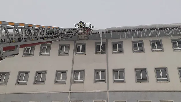 Buz sarkıtları tehlike saçtı: Ağrı'da itfaiyeden önlem