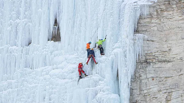 Buz tırmanışı nefes kesti, sporcular 300 metre yükseklikteki şelalelere tırmandı
