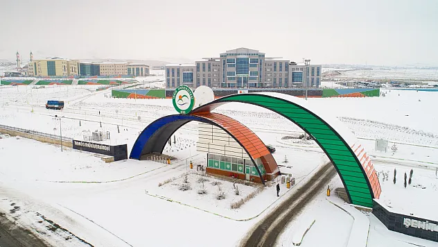 Dekan yardımcısı eşini üniversiteye öğretim görevlisi olarak aldı

