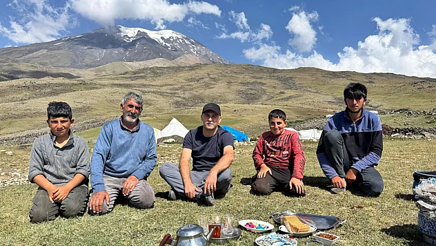Doğubayazıt Kaymakamı Murat Ekinci, Ağrı Dağı Eteklerinde Çiftçileri Ziyaret Etti