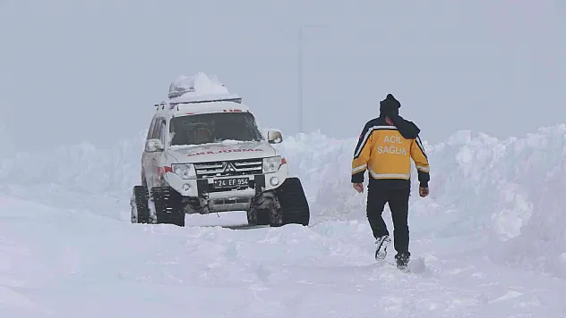 112 Acil Sağlık ekipleri karlı yolları aşıp hastalara ulaşıyor

