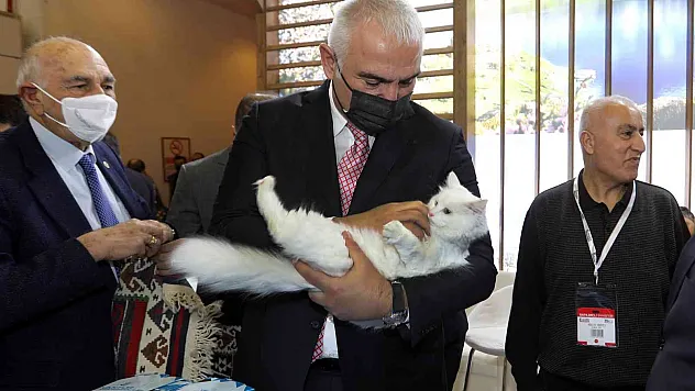 Bakan Ersoy, EMITT'te Van standını ziyaret etti
