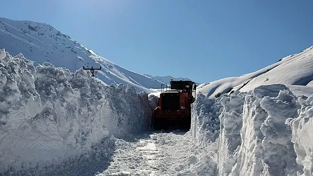 İnsan boyunu aşan karda yol açma çalışması
