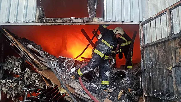 10 araç ve 26 personelle müdahale edilen yangın 2 saatte kontrol altına alındı
