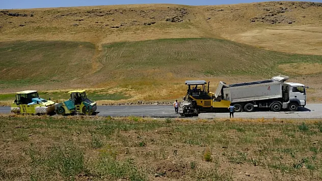 Hamur İlçesi Süleyman Kümbet Köy Yolu Asfaltla Buluştu