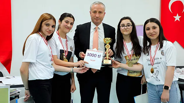 'Okuyan Şehir Ağrı' Münazara Yarışmalarında Dereceye Giren Öğrenciler Ödüllerini Aldı