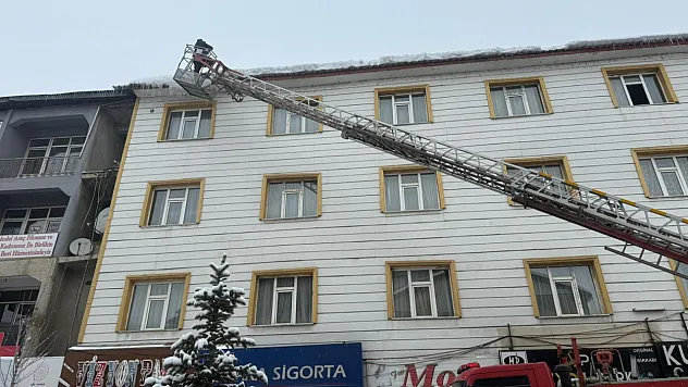 Patnos'ta çatı buzları alarm veriyor