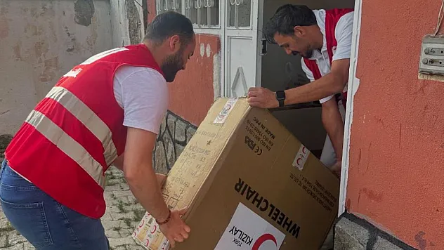 Türk Kızılay Eleşkirt, Yürüme Güçlüğü Çeken Yaşlı Kadına Tekerlekli Sandalyeyi Ulaştırdı