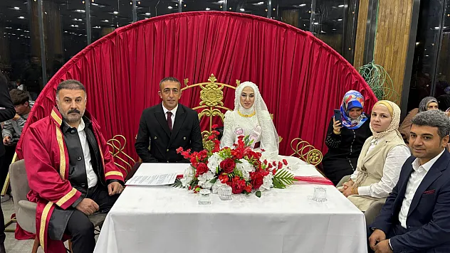 Tutak'ta Başkan Fevzi Sayan, Bayraktepe'de Seda ve Kürşat'ın nikâhını kıydı