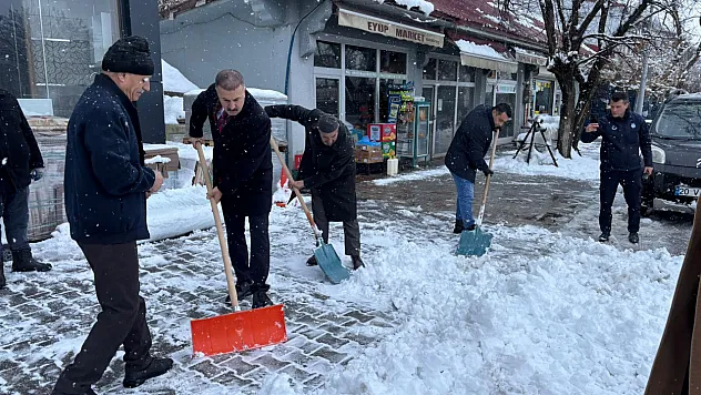 Tutak'ta karla mücadele çalışmaları aralıksız sürüyor