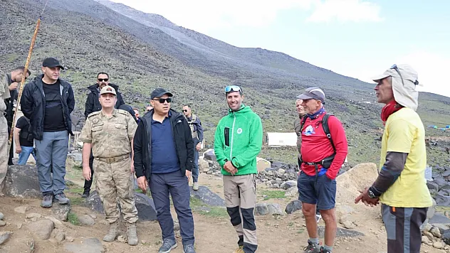 Vali Mustafa Koç, Ağrı Dağı'nda 3 bin 200 Rakımdaki Kamp Alanında İncelemelerde Bulundu