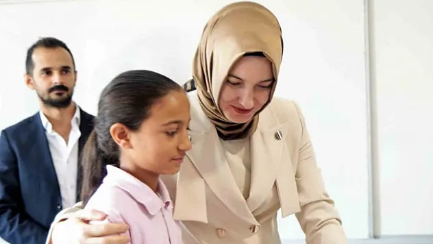 Vali Mustafa Koç'un eşinden Murat Kız YBO'ya ziyaret