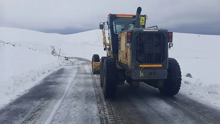 Ağrı'da Karla Mücadele Aralıksız Sürüyor: Yollar Açık Tutuluyor