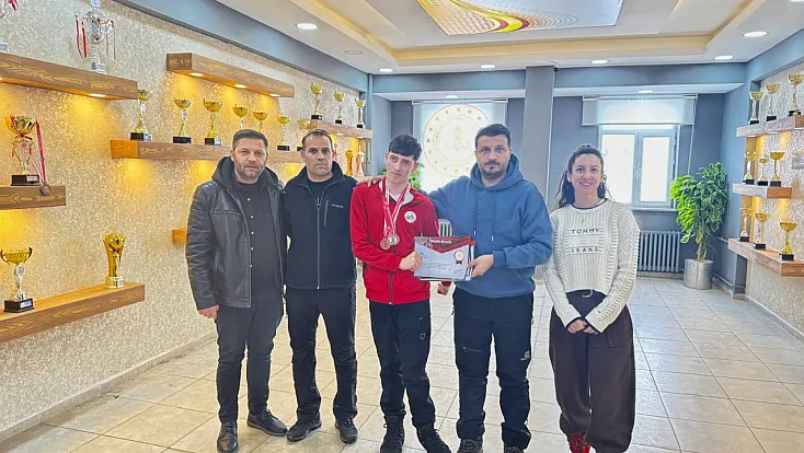 Ağrılı yüzücü Taha Burak Duzlu’dan Türkiye şampiyonasında 3 madalya