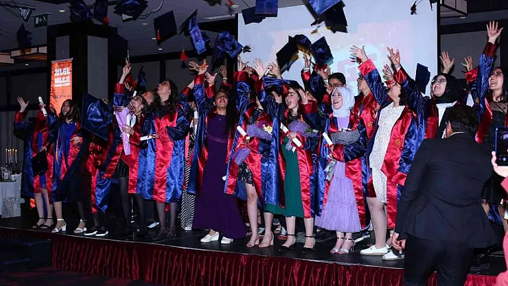 Tüm senenin yorgunluğu mezuniyetle atıldı
