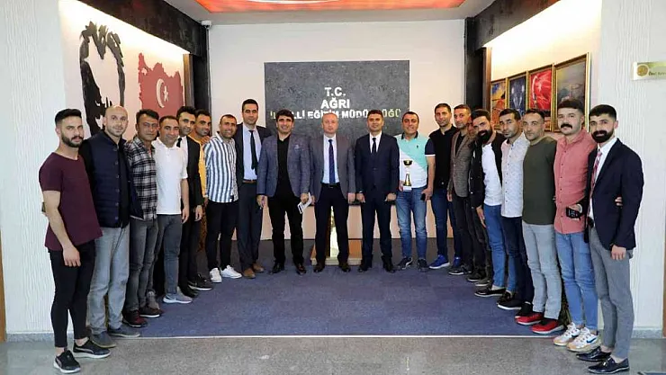 Ağrı Milli Eğitim Müdürü Hasan Kökrek, bölge birincisi olan halk oyunu ekibi ile bir araya geldi