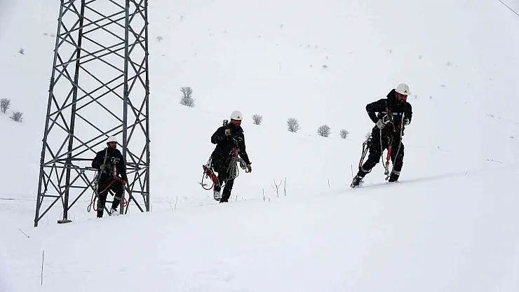 VEDAŞ ekiplerinin 2 metrelik karda zorlu kış mesaisi
