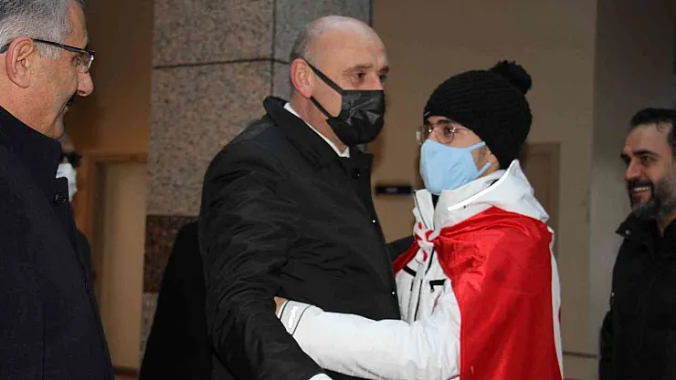 Olimpiyatlarda mücadele edecek Furkan Akar alkışlarla Çin'e uğurlandı
