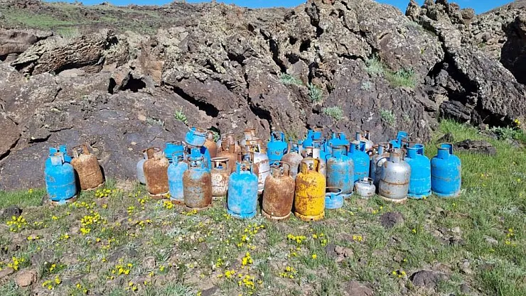 Tendürek Dağı'ndaki mağarada 95 adet tüp ele geçirildi
