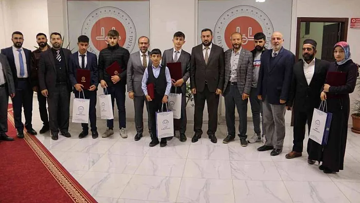 Ağrılı hafızlar belgelerine kavuştu
