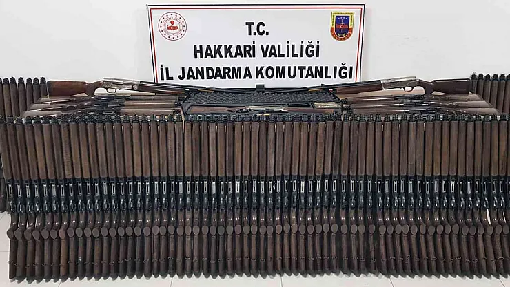 Hakkari'de jandarma kamyonetin gizli bölmesinde 91 av tüfeği ele geçirdi
