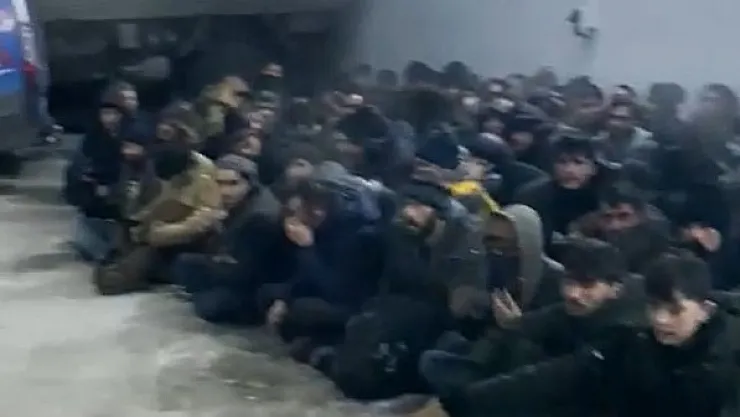 Havalandırma bacasından buhar çıkan kamyonda 174 düzensiz göçmen yakalandı
