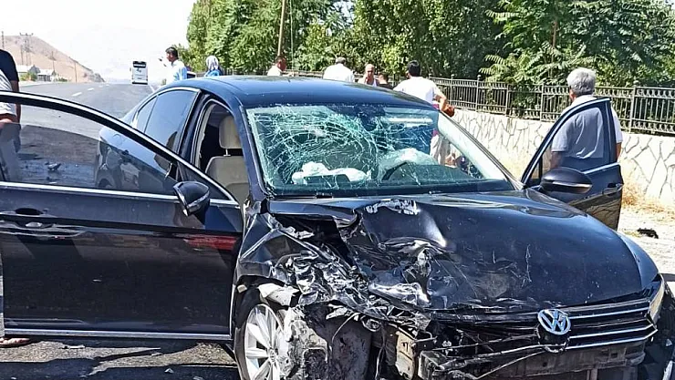 Otomobille kamyonet çarpıştı: 9 yaralı
