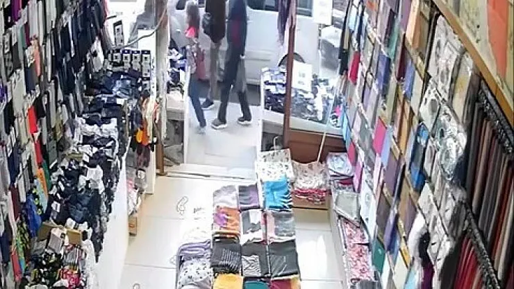 2 çocuklu aile ölümden saniyelerle kurtuldu, o anlar kameralara yansıdı

