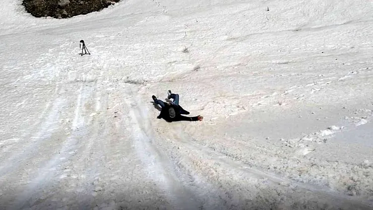 Haziran ayında kışı yaşayıp poşetle kızak keyfini çıkardılar
