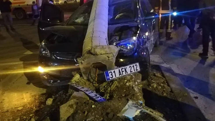 Kazaya karışan otomobil güvenlik kamerası direğine çarparak durabildi: 2 yaralı
