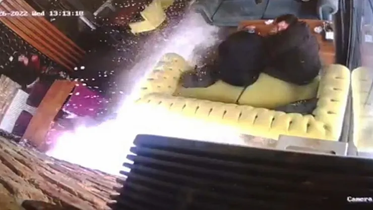 Muş'ta kafede oturan müşteriler çatıdan düşen kar kütlesinden kıl payı kurtuldu
