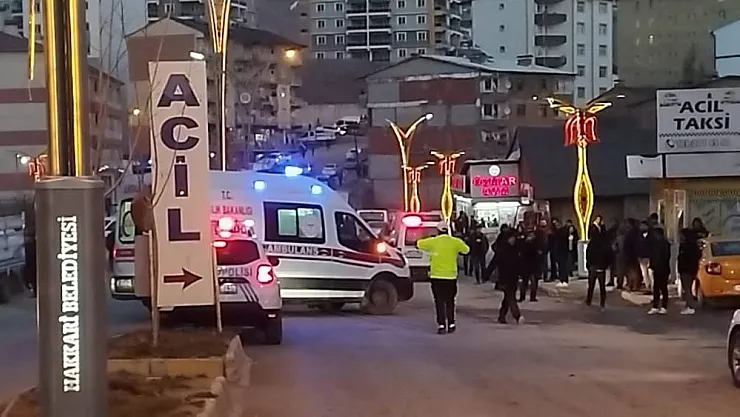 Hakkari'de 1 kişinin ağır yaralandığı silahlı kavga sonrası arbede yaşandı, o anlar kamerada
