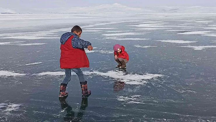 Donan göl çocukların oyun alanı oldu

