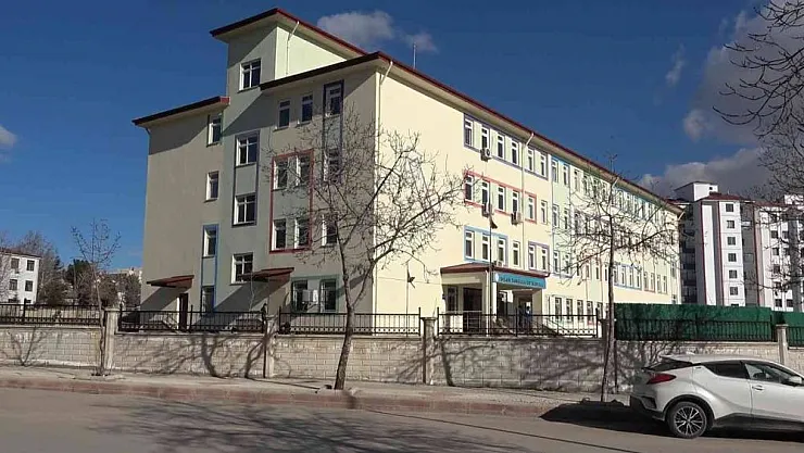 Sınav sonucu kötü gelen öğrenci 2'nci kattaki sınıfından aşağı atladı
