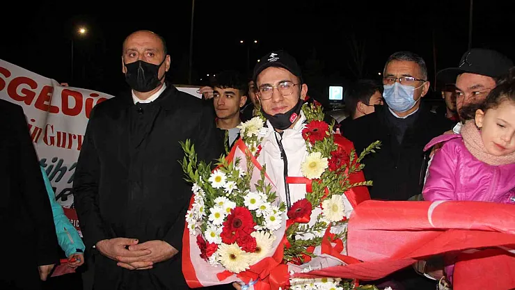 Olimpiyatlarda tarih yazan Furkan Akar yurda döndü
